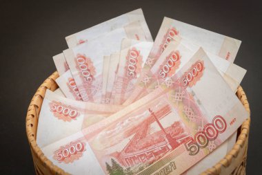 Beş bin ruble değerinde bir sürü banknot yuvarlak bir kur da vardır