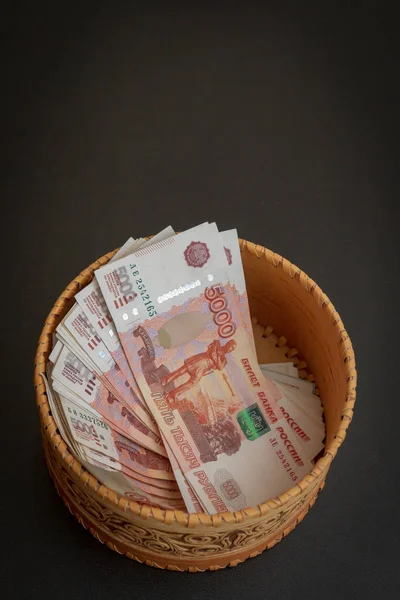 Beaucoup de billets d'une valeur de cinq mille roubles sont dans un woo rond — Photo