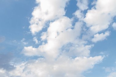 Yaz aylarında mavi gökyüzünde beyaz kabarık bulutlar