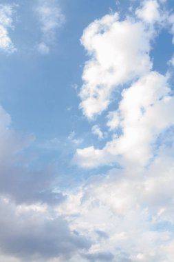 Yaz aylarında mavi gökyüzünde beyaz kabarık bulutlar