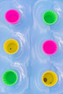 Plajda yüzmek için parlak renk şişme yatak