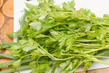 Taze yıkanmış yeşillik ve salata için hazırlanan yeşil soğan