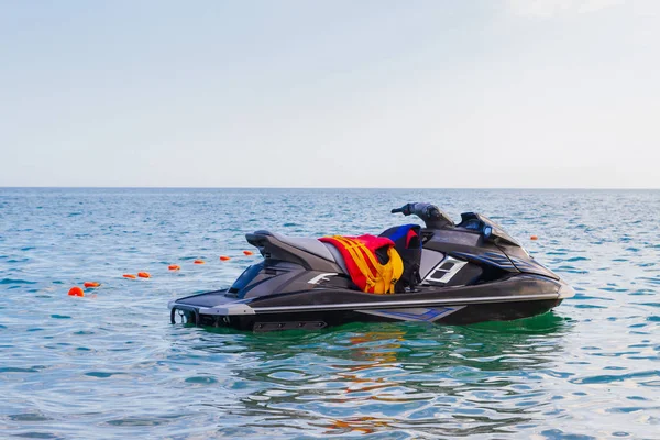 Jet ski en el mar negro en verano — Foto de Stock