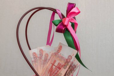 Büyük bir Rus para paketi hediye paketinde yatıyor