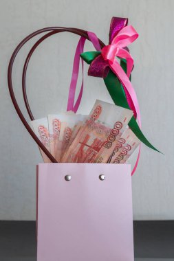 Büyük bir Rus para paketi hediye paketinde yatıyor