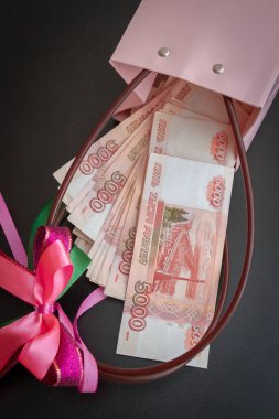 Büyük bir Rus para paketi hediye paketinde yatıyor