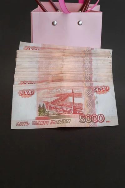 Большая пачка русских денег рядом с подарочной коробкой — стоковое фото