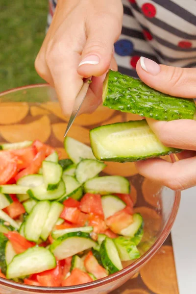 Préparation de salade de légumes frais et d'herbes — Photo
