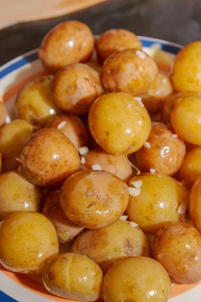 Patatas jóvenes hervidas en uniforme con ajo y mantequilla acostadas — Foto de Stock