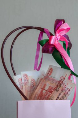 Büyük bir Rus para paketi hediye paketinde yatıyor