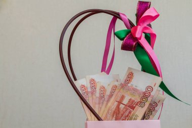 Büyük bir Rus para paketi hediye paketinde yatıyor