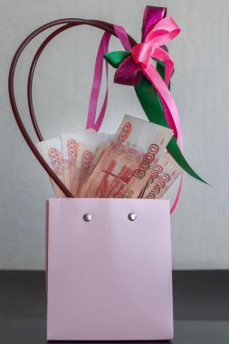 Büyük bir Rus para paketi hediye paketinde yatıyor