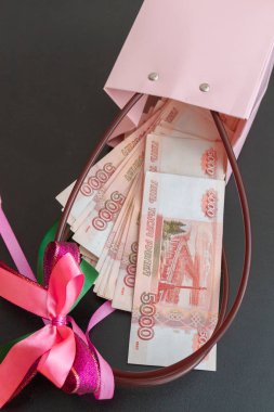 Büyük bir Rus para paketi hediye paketinde yatıyor