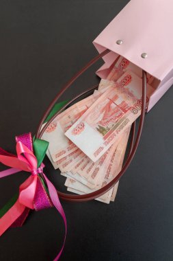 Büyük bir Rus para paketi hediye paketinde yatıyor