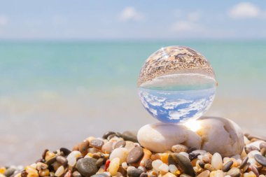 Plajda cam yuvarlak top yaz aylarında deniz yansıtır