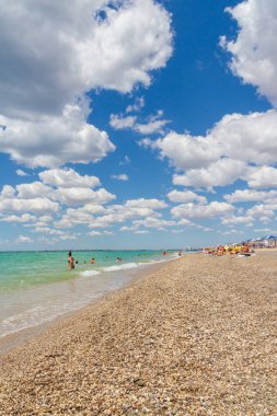 Karadeniz sahili yaz aylarında bulutlu havaile tatilcilerle