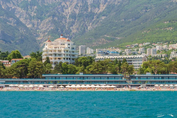 Yalta şehri, Kırım 02 Temmuz 2019. Güneşli bir yaz günü deniz manzarasında Yalta şehrinin seti.