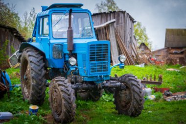 Erken ilkbaharda köyde eski traktör