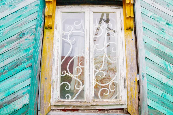 Старое деревянное окно с решеткой в старом деревянном доме — стоковое фото