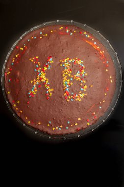 Renkli spr ile Hv yazıtlı Paskalya çikolatalı kek