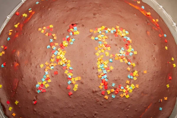 イースターのチョコレートケーキと着色されたSprのHvの碑文 — ストック写真