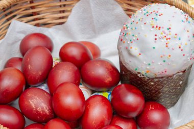 Bir hasır sepette boyalı tavuk yumurtası ile Paskalya bahar kek