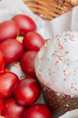 Bir hasır sepette boyalı tavuk yumurtası ile Paskalya bahar kek