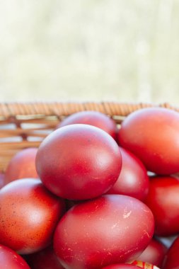 Soğan kabuğu boyalı yumurta hasır sepette yatıyordu