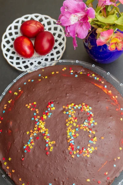 碑文Xbと塗装卵とチョコレートイースターケーキ — ストック写真