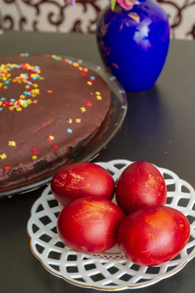 Pastel de Pascua de chocolate con la inscripción XB y huevos pintados — Foto de Stock