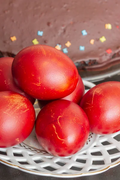 Soğan derilerine boyanmış yumurtalar tabakta