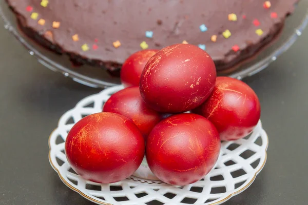 Soğan derilerine boyanmış yumurtalar tabakta
