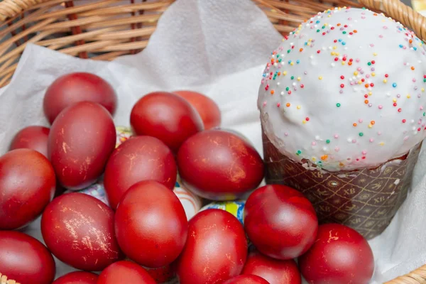 Bir hasır sepette boyalı tavuk yumurtası ile Paskalya bahar kek