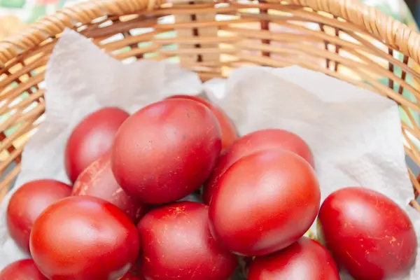 Painted eggs in onion peel lay in the wicker basket — Stock Photo, Image