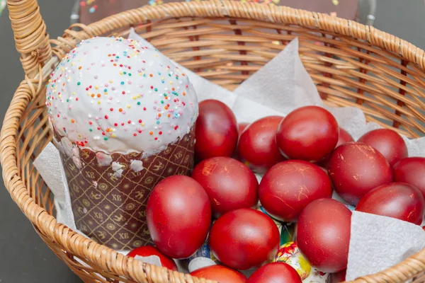 Bir hasır sepette boyalı tavuk yumurtası ile Paskalya bahar kek