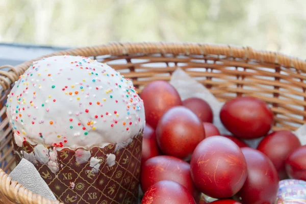Bir hasır sepette boyalı tavuk yumurtası ile Paskalya bahar kek