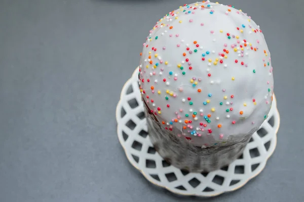 Easter spring cake in white glaze with colored sprinkles — Stock Photo, Image