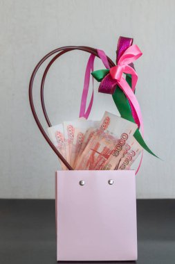 Büyük bir Rus para paketi hediye paketinde yatıyor