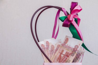 Büyük bir Rus para paketi hediye paketinde yatıyor