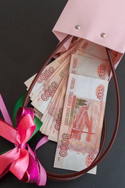 Büyük bir Rus para paketi hediye paketinde yatıyor