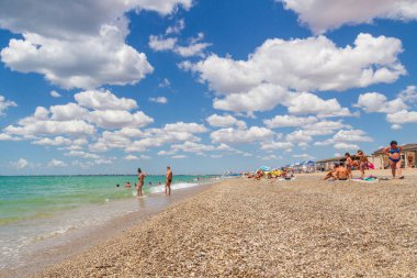Karadeniz sahili yaz aylarında bulutlu havaile tatilcilerle