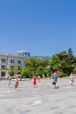 Yalta şehri, Kırım 02 Temmuz 2019. Yazın güneşli bir günde Yalta şehrinin seti
