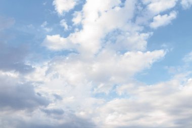 Yaz aylarında mavi gökyüzünde beyaz kabarık bulutlar