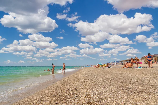 Karadeniz sahili yaz aylarında bulutlu havaile tatilcilerle
