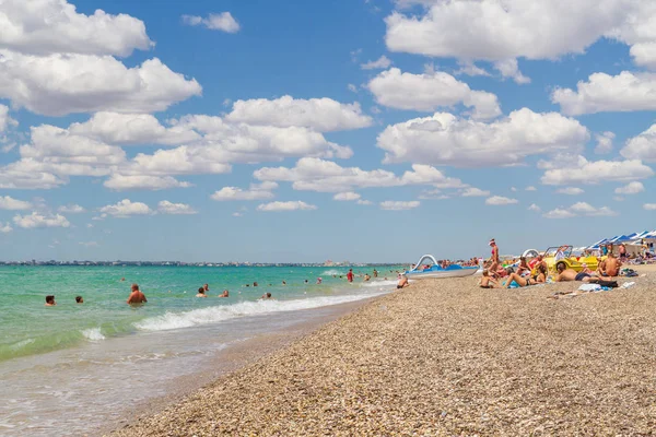 Karadeniz sahili yaz aylarında bulutlu havaile tatilcilerle