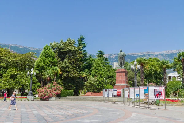 Yalta şehri, Kırım 02 Temmuz 2019. Yazın güneşli bir günde Yalta şehrinin seti