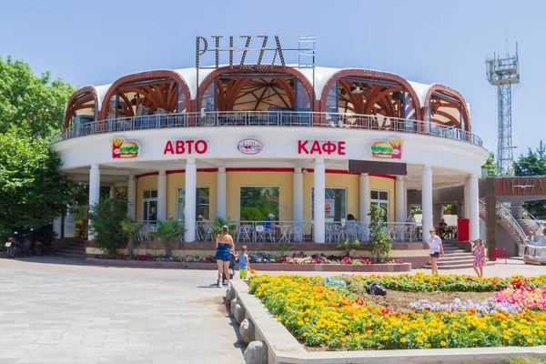 Yalta şehri, Kırım 02 Temmuz 2019. Yazın güneşli bir günde Yalta şehrinin seti