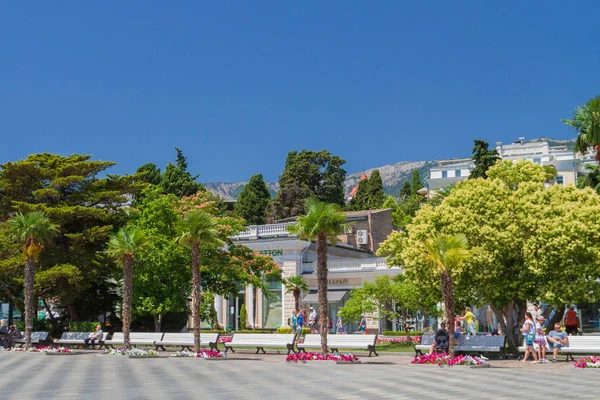 Yalta şehri, Kırım 02 Temmuz 2019. Yazın güneşli bir günde Yalta şehrinin seti