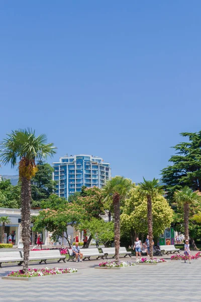 Yalta şehri, Kırım 02 Temmuz 2019. Yazın güneşli bir günde Yalta şehrinin seti