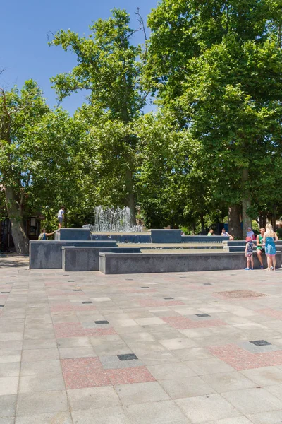 Yalta şehri, Kırım 02 Temmuz 2019. Yazın güneşli bir günde Yalta şehrinin seti